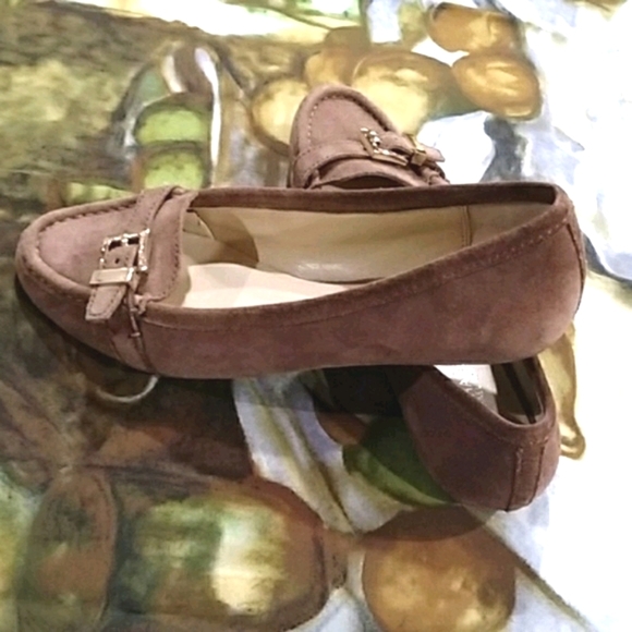 MICHAEL MICHAEL KORS Classic Buckle Suede Signature Flats Size 6.5-RARE - Picture 3 of 8